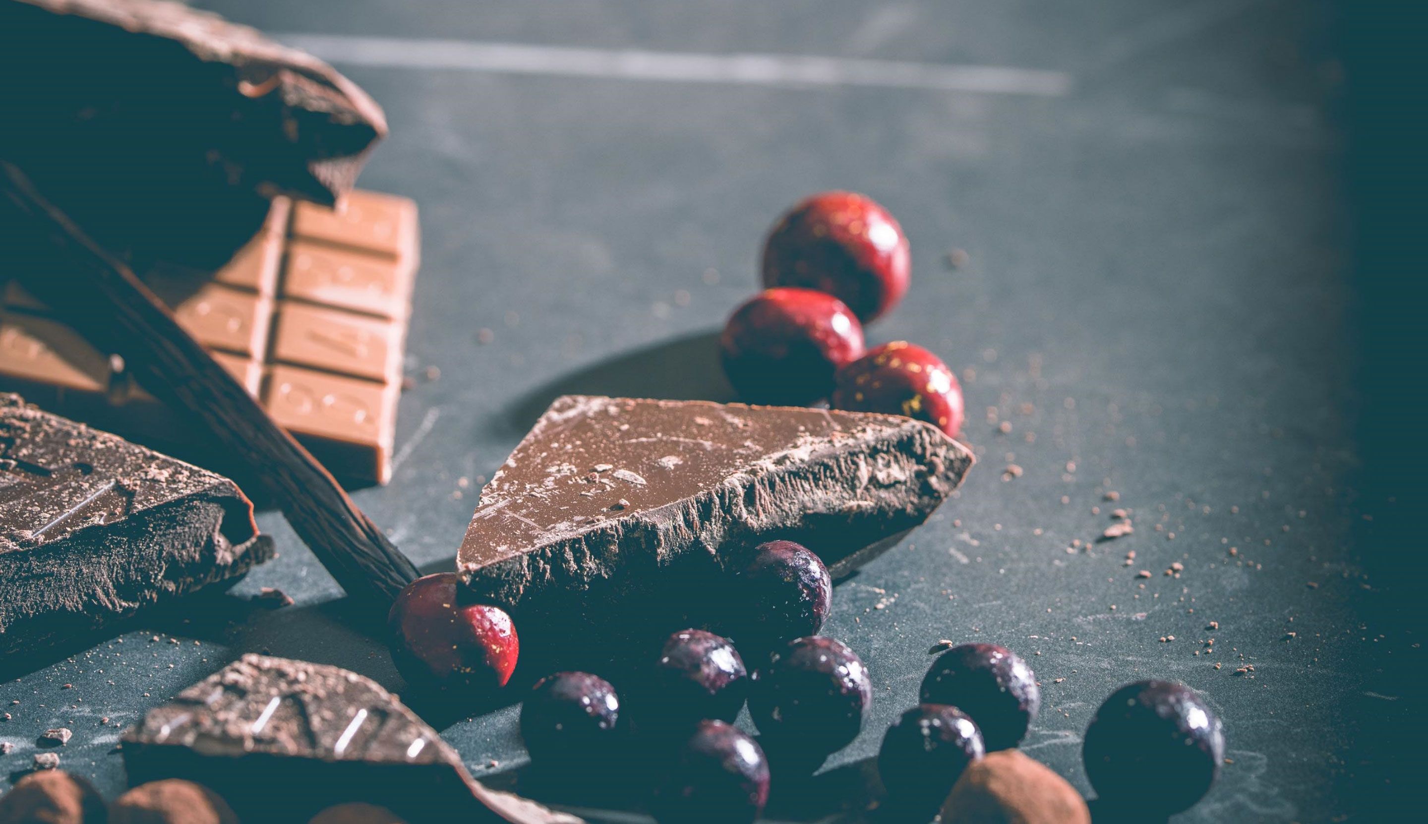 Chocolats de François Gimenez éparpillés sur un plan de travail