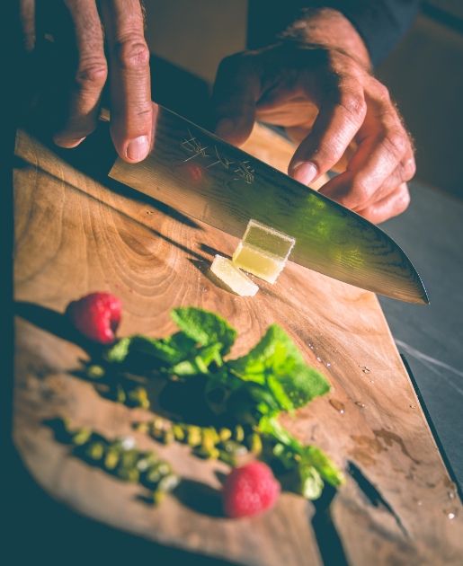 Découpe de pâte à fruit en fine lamelles