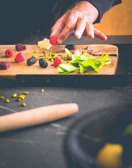 Répartition de fruit sur une planche à découper