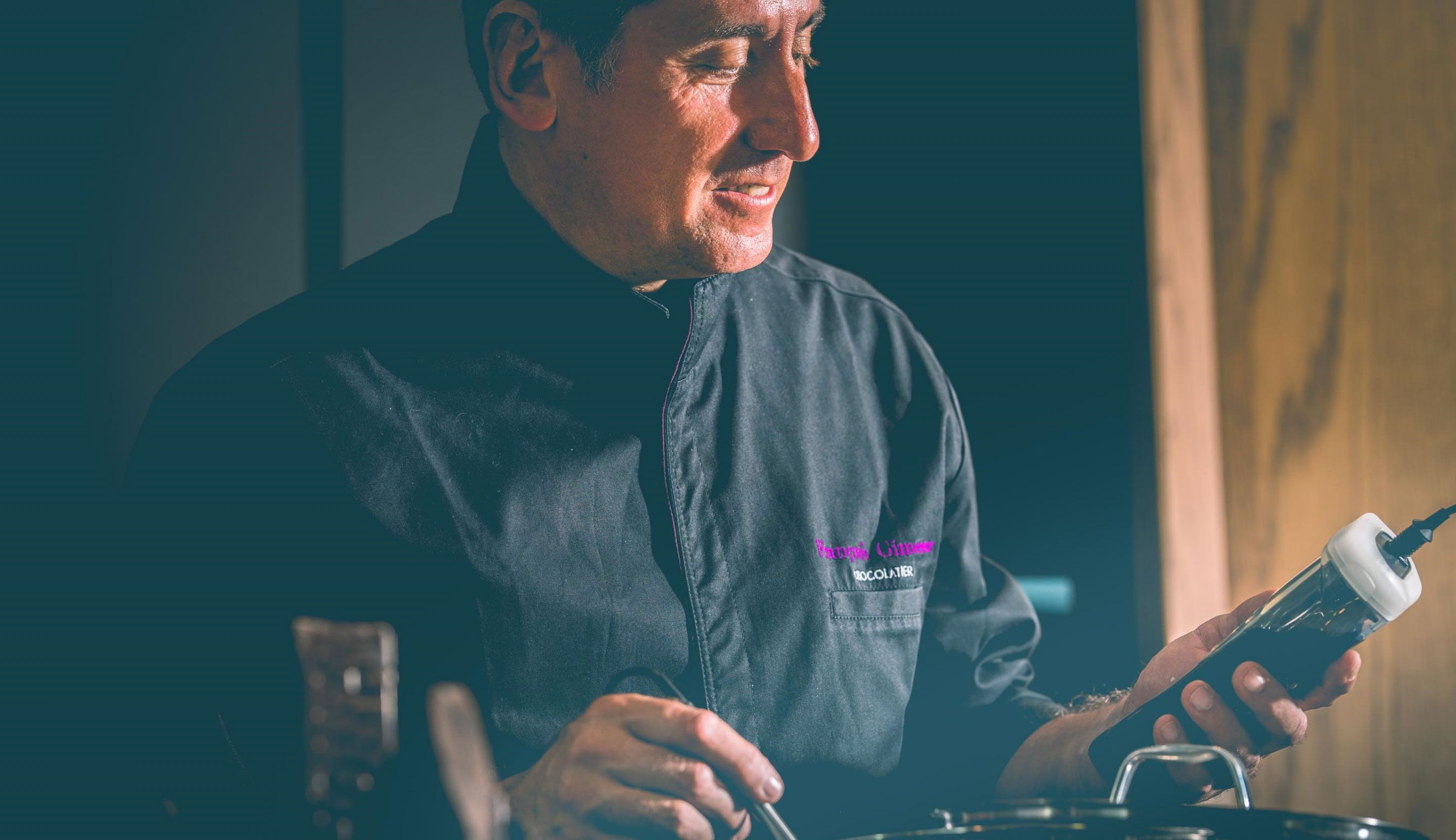 François Gimenez surveille la cuisson du chocolat